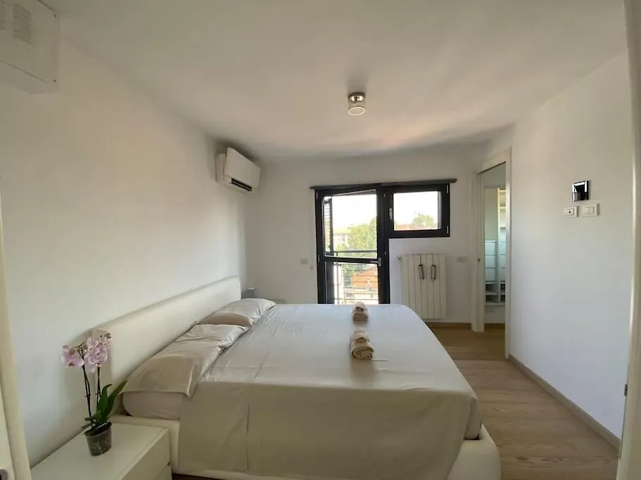 Penthouse Luce Milano Near Metro-Bus-Tram Apartment Italy