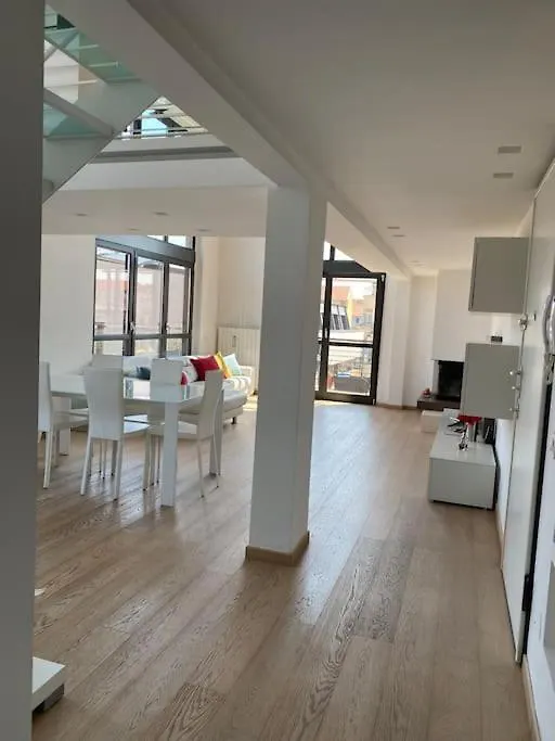 Penthouse Luce Milano Near Metro-Bus-Tram Apartment 0*, Milan